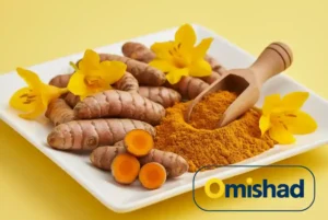پودر زردچوبه نرم اعلای ۲۰۰ گرمی امیشاد در کنار ریشه زردچوبه تازه و گل زرد روی پس‌زمینه زرد