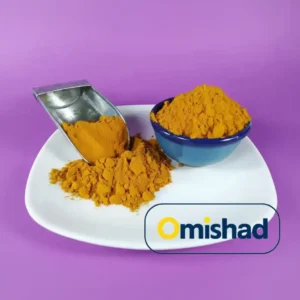زردچوبه نرم اعلا آسیاب شده ۲۰۰ گرمی امیشاد در کاسه آبی و پیمانه فلزی.