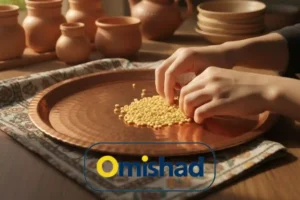 دست انسان در حال پاک‌کردن لپه ریز ایرانی آذرشهر بسته ۹۰۰ گرمی امیشاد روی سینی مسی سنتی.