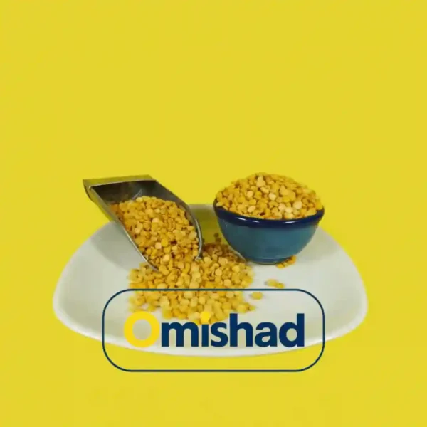 کاسه آبی و پیمانه فلزی پر از لپه ریز ایرانی آذرشهر بسته ۹۰۰ گرمی روی بشقاب سفید با پس‌زمینه زرد.
