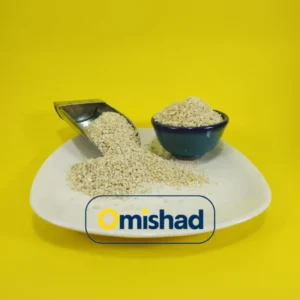 بخشی از بلغور گندم اصفهان عمده در بشقاب سفید با پیمانه فلزی و کاسه آبی روی زمینه زرد.