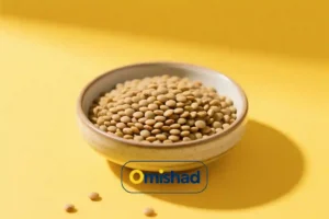 کاسه سرامیکی روشن پر از عدس ریز کانادایی بسته 900 گرمی امیشاد روی زمینه زرد با نور طبیعی.