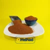 دانه‌های ریز و یکدست خاکشیر اعلا پاک شده بسته 200 گرمی مرغوب با رنگ زرشکی روشن در پیاله آبی سنتی و پیمانه استیل، عکاسی شده در آتلیه اختصاصی میشاد بر روی پس‌زمینه زرد.
