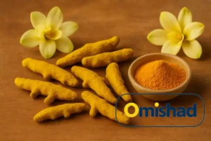 زردچوبه قلم هندی بسته 200گرمی امیشاد همراه پودر زردچوبه در کاسه چوبی و دو گل زردچوبه تزئینی روی میز چوبی.