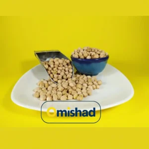 نخود سهخان کرمانشاه بهصورت فله در بشقاب سفید همراه با اسکوپ فلزی و کاسه آبی روی پسزمینه زرد.