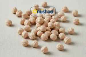 نخود درشت کرمانشاه بسته 900 گرمی 4 دانههای نخود درشت کرمانشاه بسته 900 گرمی با رنگ طبیعی و بافت سالم روی سطح روشن.