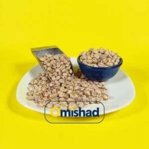 لوبیا چیتی شیراز بسته 900 گرمی 2 لوبیا چیتی خمین داخل کاسه و سر تاس فلزی روی بشقاب سفید با پسزمینه زرد.