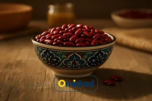 لوبیا قرمز خمین بسته 900 گرمی 5 کاسه سرامیکی نقشدار پر از لوبیا قرمز خمین بسته 900 گرمی امیشاد روی میز چوبی در نور گرم عصرگاهی.