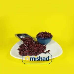 کاسه آبی و پیمانه فلزی پر از لوبیا قرمز خمین عمده 5 کیلویی امیشاد روی بشقاب سفید با پس‌زمینه زرد روشن برند.