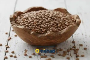 عدس خارجی روس بسته 900 گرمی 5 کاسه چوبی طبیعی پر از عدس روسی امیشاد روی میز چوبی روشن با دانههای پراکنده.