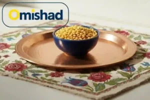 کاسه آبی سفالی حاوی لپه ریز خارجی امیشاد روی سینی مسی و پارچه گلدار ایرانی با نور طبیعی.