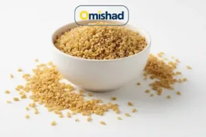 بلغور گندم بسته 900 گرمی 4 کاسه سفید پر از بلغور گندم بسته 900 گرمی با دانههای خردشده روشن روی پسزمینه سفید.