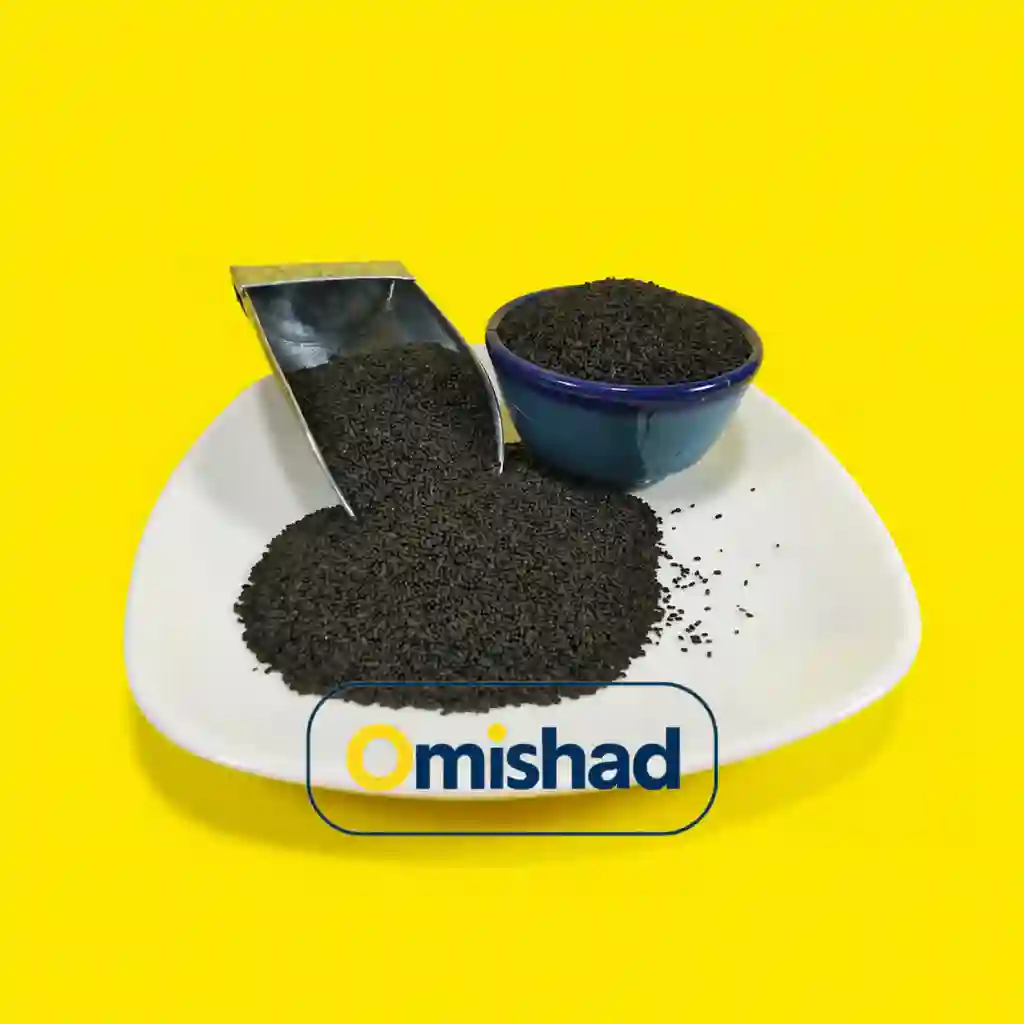 دانههای ریز و مشکی تخم شربتی اعلا و پاکسازی شده در ظرف آبی سنتی و پیمانه فلزی، با چیدمان اختصاصی روی زمینه زرد و لوگوی امیشاد.