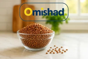 کاسه شیشه‌ای پر از عدس اردبیل اعلا بسته 900 گرمی امیشاد روی میز آشپزخانه روشن با پس‌زمینه گیاه سبز .