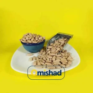 در مورد لوبیا چه میدانیم؟ 6 نمای نزدیک از لوبیای دستچین خمین داخل کاسه و پیمانه فلزی روی بشقاب سفید.