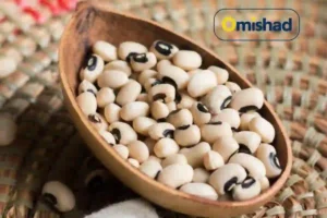 لوبیا چشم بلبلی خارجی بسته 900 گرمی 4 کاسهای چوبی سرشار از دانههای للوبیا چشم بلبلی خارجی بسته 900 گرمی تازه که بر روی یک زیرانداز حصیری قرار گرفته است.