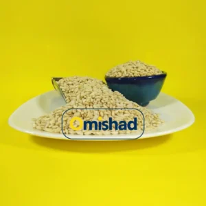 جو پوستکنده اعلا بهصورت فله در بشقاب سفید همراه با کاسه آبی روی پسزمینه زرد.