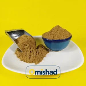 نمای نزدیک از پودر لیمو عمانی اعلا بسته یک کیلویی عمده کاملاً بوجاری شده و خوش‌رنگ در ظرف سفالی آبی و پیمانه توزین، بر روی پس‌زمینه زرد با نشان رسمی امیشاد.