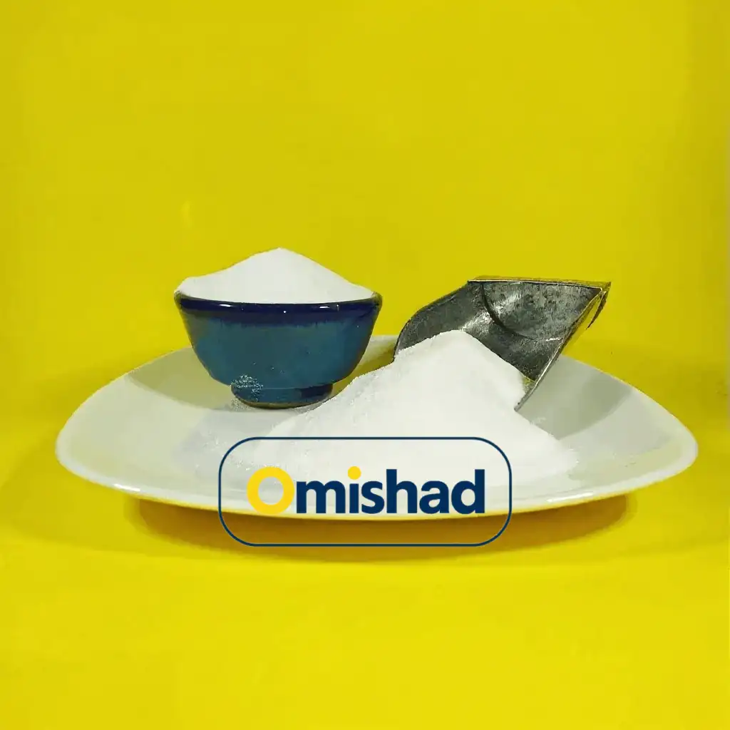 نمک تصفیه شده یددار 700 گرمی عمده 1 کاسه آبی و پیمانه فلزی پر از نمک تصفیه شده یددار 700 گرمی عمده امیشاد روی بشقاب سفید با پسزمینه زرد روشن.