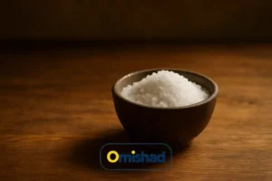 نمک تصفیه شده یددار 700 گرمی عمده 4 کاسه سرامیکی قهوهای پر از دانههای سفید نمک تصفیهشده یددار امیشاد روی میز چوبی.