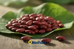 لوبیا قرمز خمین عمده 30 کیلویی امیشاد روی برگ سبز تازه بر سطح چوبی در نور طبیعی صبحگاهی.