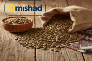 عدس خارجی روسی امیشاد در کیسه کنفی روی میز چوبی روستایی همراه کاسه سفالی سنتی.