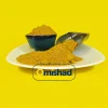پودر ادویه تندوری نارنجی روی بشقاب سفید، کنار کاسه سرامیکی آبی و پیمانه فلزی با پسزمینه زرد.