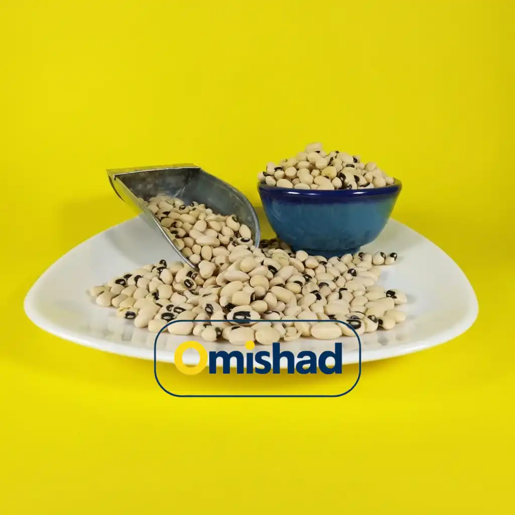 لوبیا چشم بلبلی خارجی عمده 25 کیلویی 1 کیسه لوبیا چشم بلبلی خارجی عمده در ظرف سفید و پیمانه فلزی.