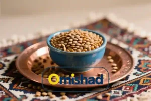 کاسه آبی پر از عدس سبز اردبیل امیشاد روی سینی مسی و سفره سنتی ایرانی با نور گرم طبیعی.