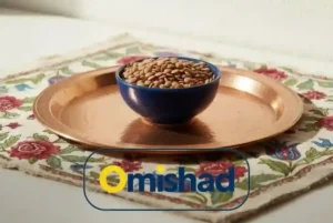 کاسه آبی پر از عدس سبز اردبیل امیشاد روی سینی مسی و پارچه گلدار سنتی ایرانی.
