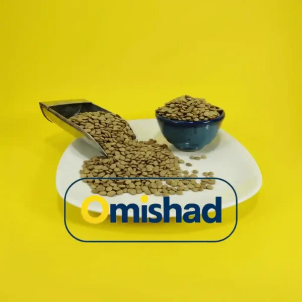 عدس اردبیل اعلا 5 کیلویی عمده امیشاد در کاسه آبی و پیمانه فلزی روی بشقاب سفید با پس‌زمینه زرد روشن.