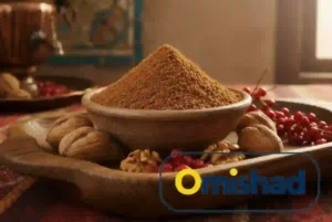 کاسه چوبی پر از سماق عزیز قرمز اعلا عمده ۴۰ کیلویی امیشاد روی سینی چوبی همراه با گردو و دانه‌های زرشک در نور طبیعی گرم.