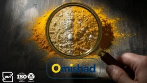 نمای نزدیک پودر زردچوبه زیر ذره‌بین با ذرات ناخالص برای بررسی کیفیت زردچوبه استاندارد.