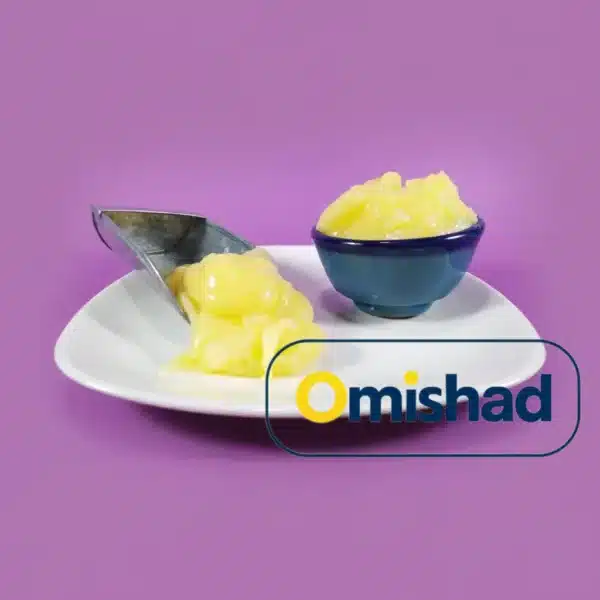 روغن حیوانی گاوی اصل و اعلا ۱ کیلویی امیشاد در ظرف سفالی آبی رنگ و بشقاب سفید و سرتاس.