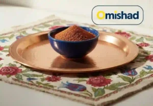 سماق قهوه ای عزیز اعلا عمده ۴۰ کیلویی امیشاد در کاسه آبی روی سینی مسی سنتی و پارچه ترمه ایرانی، بسته عمده ۴۰ کیلویی.