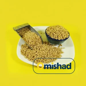 گندم حلیمی عمده ۳۰ کیلویی امیشاد در ظرف سفالی آبی رنگ و بشقاب سفید و سرتاس.