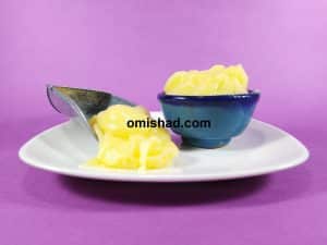 عکس روغن حیوانی اصل در ظرف سفالی و سرتاس روی بشقاب سفید با پشت زمینه بنفش