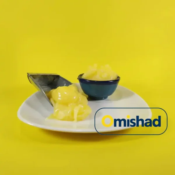 روغن حیوانی گاوی عمده اصل و اعلا ۱۰ کیلویی امیشاد در ظرف سفالی آبی رنگ و بشقاب سفید و سرتاس.