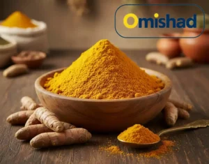 زردچوبه آسیاب شده نرم عمده تناژ خالص در کاسه چوبی با قاشق و ریزوم‌های تازه زردچوبه