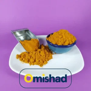 زردچوبه آسیاب شده نرم عمده تناژ در ظرف سفالی و سرتاس در یک بشقاب سفید.