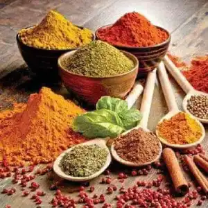 ادویه جات رنگارنگ در کاسه و پیمانه چوبی