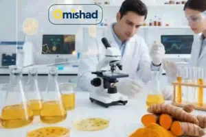 دانشنامه زردچوبه 7 آزمایش علمی زردچوبه امیشاد در آزمایشگاه با میکروسکوپ، لولههای آزمایش و پودر زردچوبه تازه روی میز سفید.