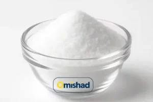 کاسه شیشه‌ای شفاف پر از پودر سفید نمک تصفیه‌شده امیشاد روی پس‌زمینه سفید و تمیز .