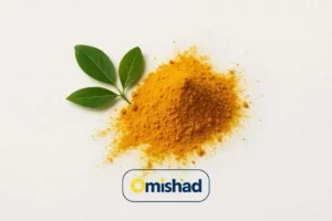 دانشنامه زردچوبه 9 پودر زردچوبه طلایی امیشاد با برگهای سبز تازه روی زمینه سفید تمیز.