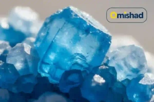 بلورهای درخشان نمک آبی طبیعی امیشاد با بازتاب نور روی سطح کریستالی شفاف.