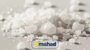 ذرات درشت و نامنظم نمک کوشر امیشاد روی سطح روشن با بافت کریستالی مات و یکنواخت.