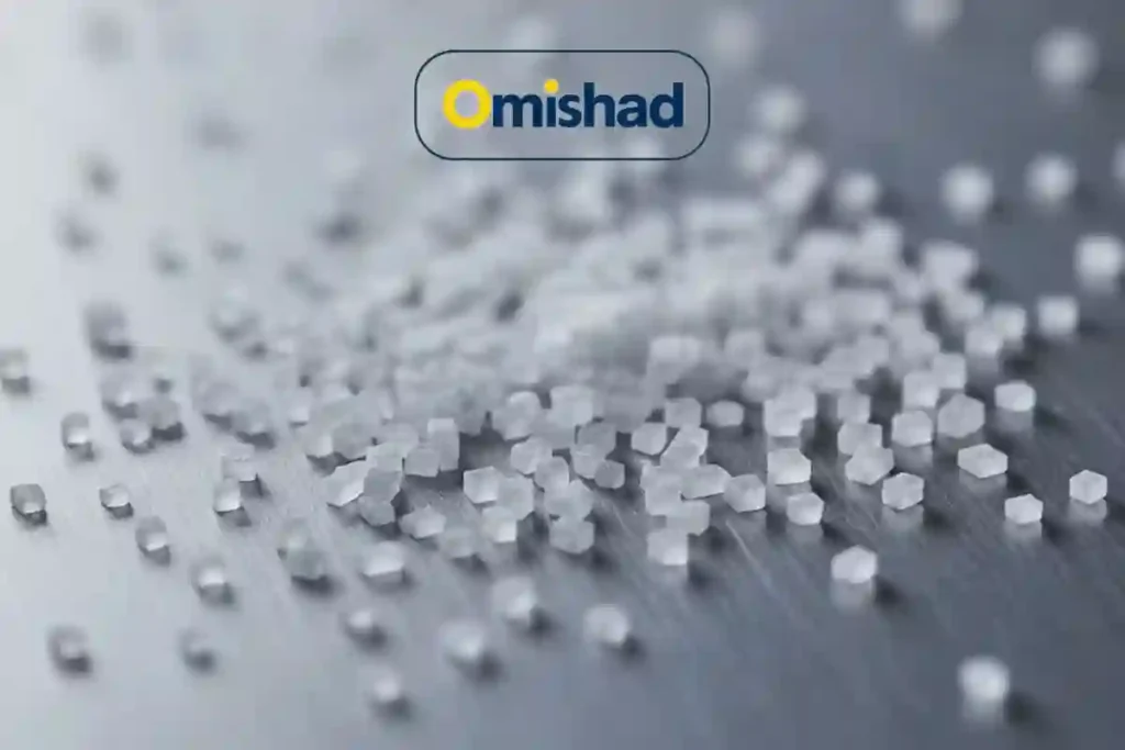 افزایش قیمت نمک + لیست جدید 1 بلورهای شفاف و ششضلعی نمک امیشاد روی سطح فلزی صیقلی در نور سرد. برای عکس خبر قیمت نمک