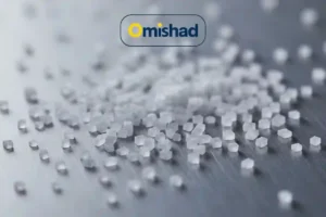 بلورهای شفاف و شش‌ضلعی نمک امیشاد روی سطح فلزی صیقلی در نور سرد. برای عکس خبر قیمت نمک