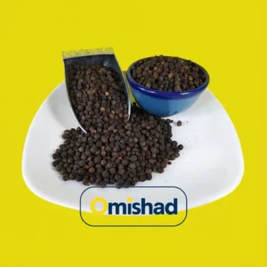 همه چیز راجعبه ادویه 7 دانههای فلفل سیاه قلم امیشاد روی بشقاب سفید با پیمانه فلزی و کاسه آبی روی زمینه زرد.