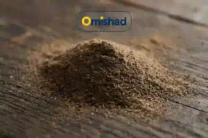 فلفل سیاه نرم اعلا عمده 10 کیلویی 3 توده پودر فلفل سیاه نرم اعلا عمده 10 کیلویی امیشاد با بافت ریز و یکنواخت روی سطح چوبی طبیعی.